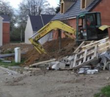 Début de pose des tuyaux évacuation extérieur.