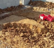 Creusement du trou pour la bâche récupération d'eau
sa avance,bientôt la fin,pelle,pioche,fourche sa fait une bonne seance de muscu