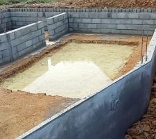 Jour de livraison du sable pour mettre sous la bâche,une piscine a la place