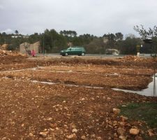 Fondation faite le 30/03

Le béton n'est pas à la hauteur de la terre, on risque de perdre un peu de vide sanitaire ... affaire à suivre !
