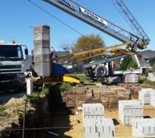 Montage de la grue. Agglomer&eacute;s de ciment pleins alv&eacute;ol&eacute;s pour les murs de soubassement.