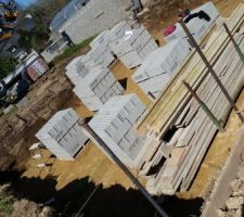 Agglom&eacute;r&eacute;s de ciment pleins alv&eacute;ol&eacute;s.