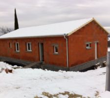 En attente des tuiles ... couverture encore repoussée! plusieurs semaines d'attente avant que cela ne soit fait et la neige est arrivée.... pose des fenêtres et portes (hors d'air)