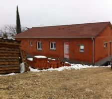 Enfin notre maison est couverte et la neige fond aussi vite qu'elle est arrivée....

hors d'eau - hors d'air
