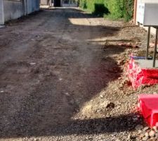 Le chemin et le terrain après la remis en état provisoire avant la remise des terres en place!