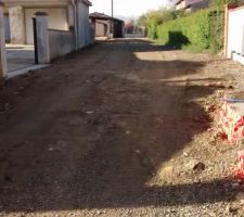 Le chemin et le terrain après la remis en état provisoire avant la remise des terres en place!