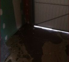 Détail: pluie qui rentrait dans le garage lorsqu'il pleuvait.
pose d'une bavette en caoutchouc pour stopper l'eau

mais l'eau rentre toujours un peu ... à suivre