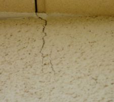 Zoom sur la fissure au dessus de la porte