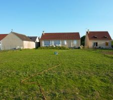 Notre maison vu depuis le fond de notre jardin (objectif grand angle). La cloture coté droit n'est pas encore faite.