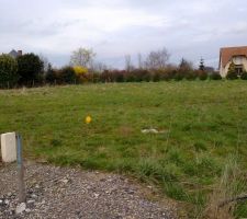 Voila notre terrain, vue de l'entr&eacute;e,avec les diff&eacute;rents raccordements.