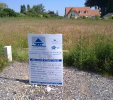 Voila une photo prise le jour ou on a d&eacute;pos&eacute; le permis de construire sur le terrain. On se rend compte que les mauvaises herbes ce sont install&eacute;es.