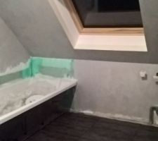 Une petite vue d'ensemble de la salle de bain avec l'enduit termin&eacute; et la carrelage de pos&eacute;