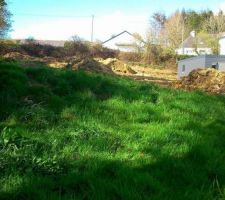 Terrassement en cours pour faire le jardin, le cot&eacute; de la maison