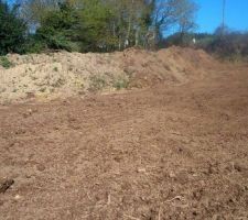Terrassement en cours sur le cot&eacute; de la maison