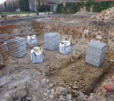 Livraison de ferrailles pour les semelles et 1ère livraison de parpaings