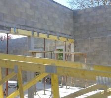 Les charpentiers sont arriv&eacute;s  ...