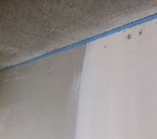 Important détail: apparition de moisissures porte d'entrée, mur contigu cuisine, fenêtre wc et bas des murs des chambres