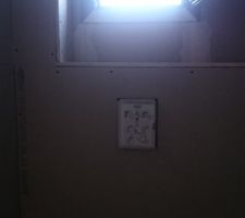 Mur des toilettes avec le tuyau sur le côté gauche