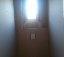 Mur des toilettes avec le tuyau sur le côté gauche