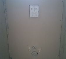 Mur des toilettes suspendus