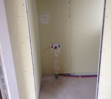 Alimentation   évacuation pour le petit lave-main dans les toilettes au RDC.