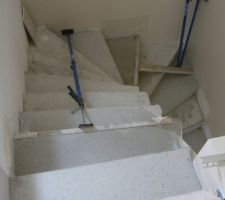 Poursuite du r&eacute;agr&eacute;age de l'escalier, plus que 3 marches!!