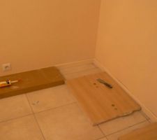 Collage des plinthes du cellier