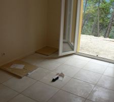 Collage des plinthes de la chambre du bourdonneau