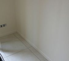 Plinthes de la chambre de Maxence coll&eacute;es...