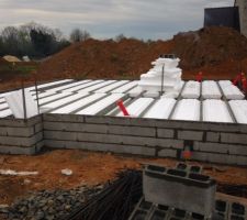 Vide sanitaire en cours, hourdis pos&eacute;s