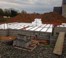 Vide sanitaire en cours, hourdis pos&eacute;s