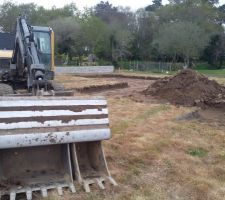 Terrassement en cours (le garage au fond)