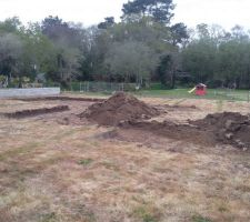 Terrassement en cours (le garage au fond)