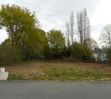 Pr&eacute;paration du terrain en vue de l'implantation par le g&eacute;om&egrave;tre et le terrassement.