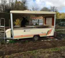 Une caravane pliante (pas pli&eacute;e depuis 15 ans!) &agrave; replier !