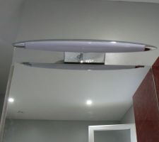 Luminaire salle de bain enfants en gros plan