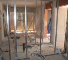 26 juillet : les cloisons de la partie droite de la maison commencent.