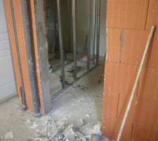 26 juillet : le plaquiste doit réparer les erreurs de plans du constructeur :-/