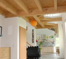 Interieur RDC ouvert sur tout le niveau avec mezzanine pour une agreable sensation d'espace