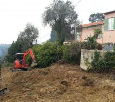 Premiers coups de pelle pour pr&eacute;paration de l'acc&egrave;s aux maisons