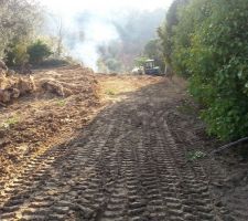 La premi&egrave;re partie de la route d'acc&egrave;s est trac&eacute;e.
La construction des murs de sout&egrave;nement de la route vont pouvoir d&eacute;buter.