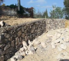 Avancement du premier mur (longueur d'environ 12m) au bout de 3 jours. Ca avance bien !