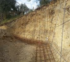 Apr&egrave;s pr&eacute;paration, mise en place du ferraillage pour le deuxi&egrave;me mur de sout&egrave;nement de la route.