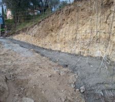 Coulage des fondations du mur.
Il fera 2m80 au plus haut, la fondation fait en moyenne 1m20. La proportion des 1/3, 2/3 est respect&eacute;e.