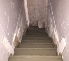 Escalier du sous sol coulé