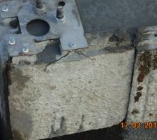 Des vis &ccedil;a se visse, quand on essaye au marteau (la preuve avec les vis tordues), voil&agrave; ce que &ccedil;a donne.
Notez que l'agrafe entre les 2 planelles n'a pas &eacute;t&eacute; mise.