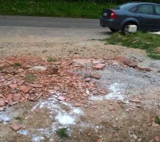 Déjà que lacée chantier a entait un simple étalement de sable es cailloux la sa deviens importe quoi mortier béton reste de colle tuile brique ect. j'espère vraiment qu'il vont tout retiré a la fin car pour virai sa a la main bonjour.