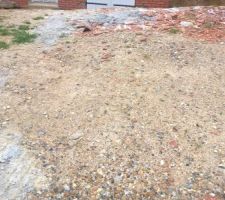 Déjà que l'accès chantier a entait un simple étalement de sable es cailloux la sa deviens importe quoi mortier béton reste de colle tuile brique ect. j'espère vraiment qu'il vont tout retiré a la fin car pour virai sa a la main bonjour.