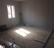 Une chambre et le rail que l'on voit à droite ce sera la cloison pour le placard