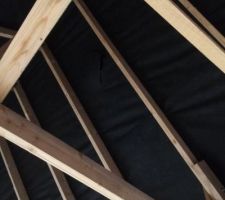 Le constructeur a offert l'&eacute;cran sous toiture et fait retraiter la charpente par le fournisseur qui se porte garant de la bonne tenue de celle-ci apr&egrave;s examen sur place.